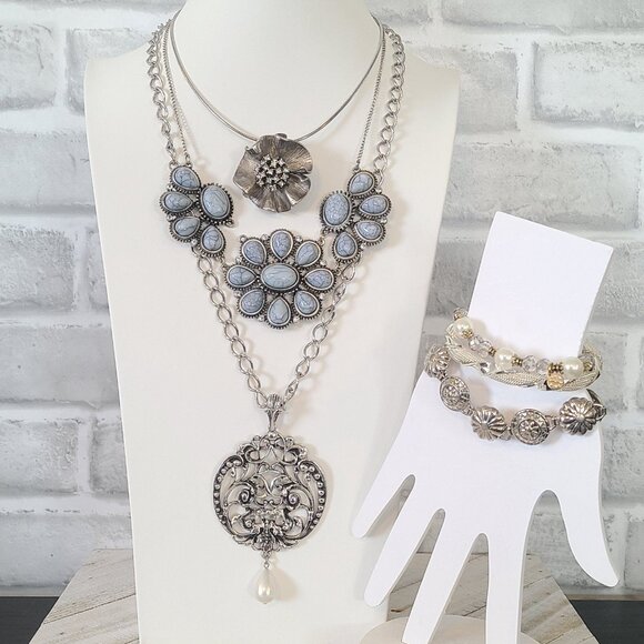 Vintage to Modern Lot Jewelry Silver Tone Blue Necklaces Bracelets Avon L&F etc - Picture 12 of 12